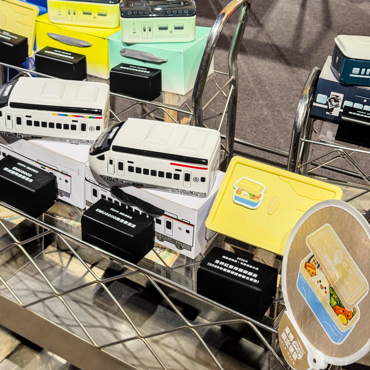 歷代台鐵特色便當盒展示，高雄鳳山車站台鐵便當體驗店展覽與美食特色，展現台鐵便當文化、鐵道歷史、互動體驗與旅遊拍照亮點。