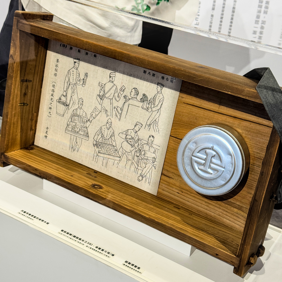 台鐵便當歷史演進介紹，高雄鳳山車站台鐵便當體驗店展覽與美食特色，展現台鐵便當文化、鐵道歷史、互動體驗與旅遊拍照亮點。