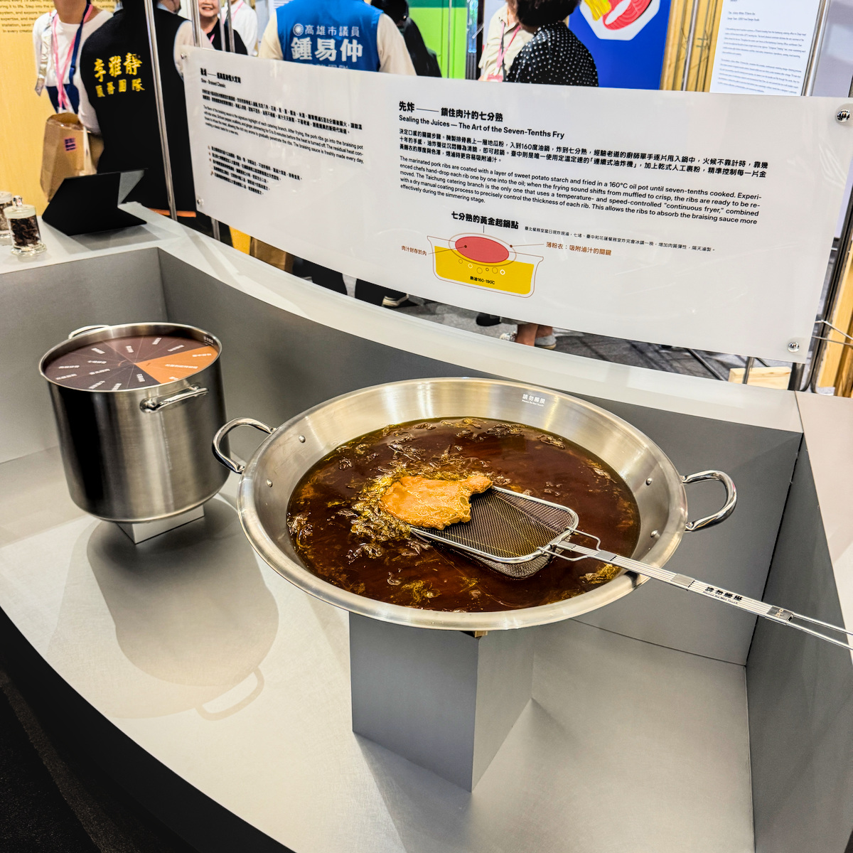 滷汁香料展示，高雄鳳山車站台鐵便當體驗店展覽與美食特色，展現台鐵便當文化、鐵道歷史、互動體驗與旅遊拍照亮點。