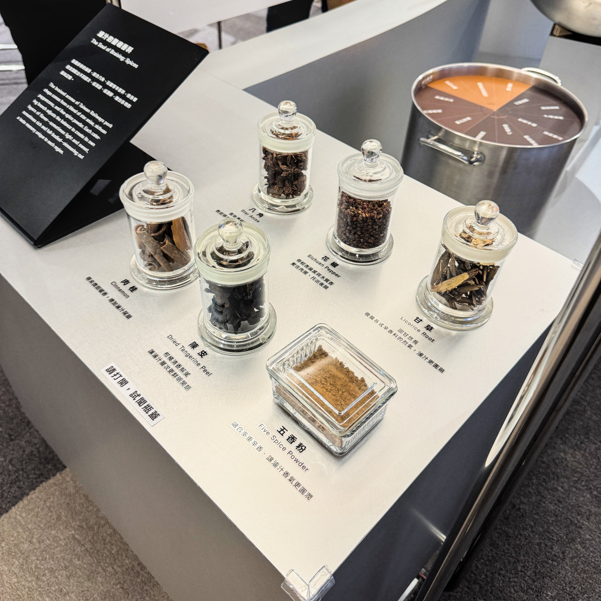 敲打排骨互動遊戲，高雄鳳山車站台鐵便當體驗店展覽與美食特色，展現台鐵便當文化、鐵道歷史、互動體驗與旅遊拍照亮點。
