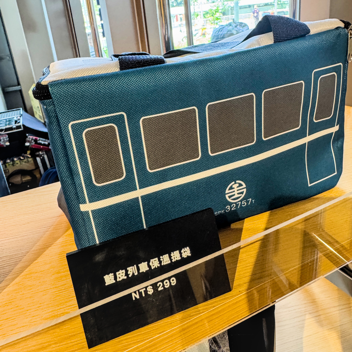 經典台鐵便當，高雄鳳山車站台鐵便當體驗店展覽與美食特色，展現台鐵便當文化、鐵道歷史、互動體驗與旅遊拍照亮點。