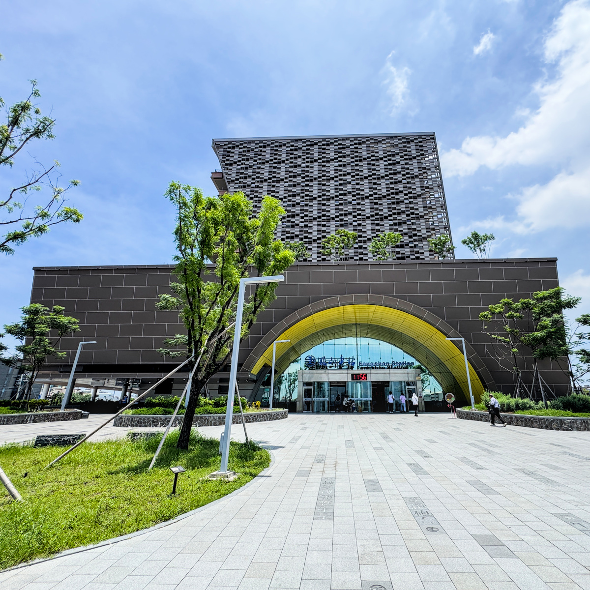 鳳山車站台鐵便當體驗店建築外觀，高雄鳳山車站台鐵便當體驗店展覽與美食特色，展現台鐵便當文化、鐵道歷史、互動體驗與旅遊拍照亮點。