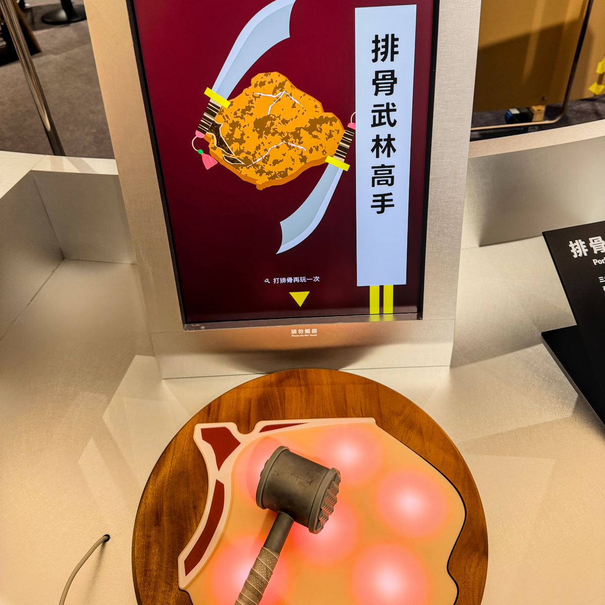 歷代便當盒牆，高雄鳳山車站台鐵便當體驗店展覽與美食特色，展現台鐵便當文化、鐵道歷史、互動體驗與旅遊拍照亮點。
