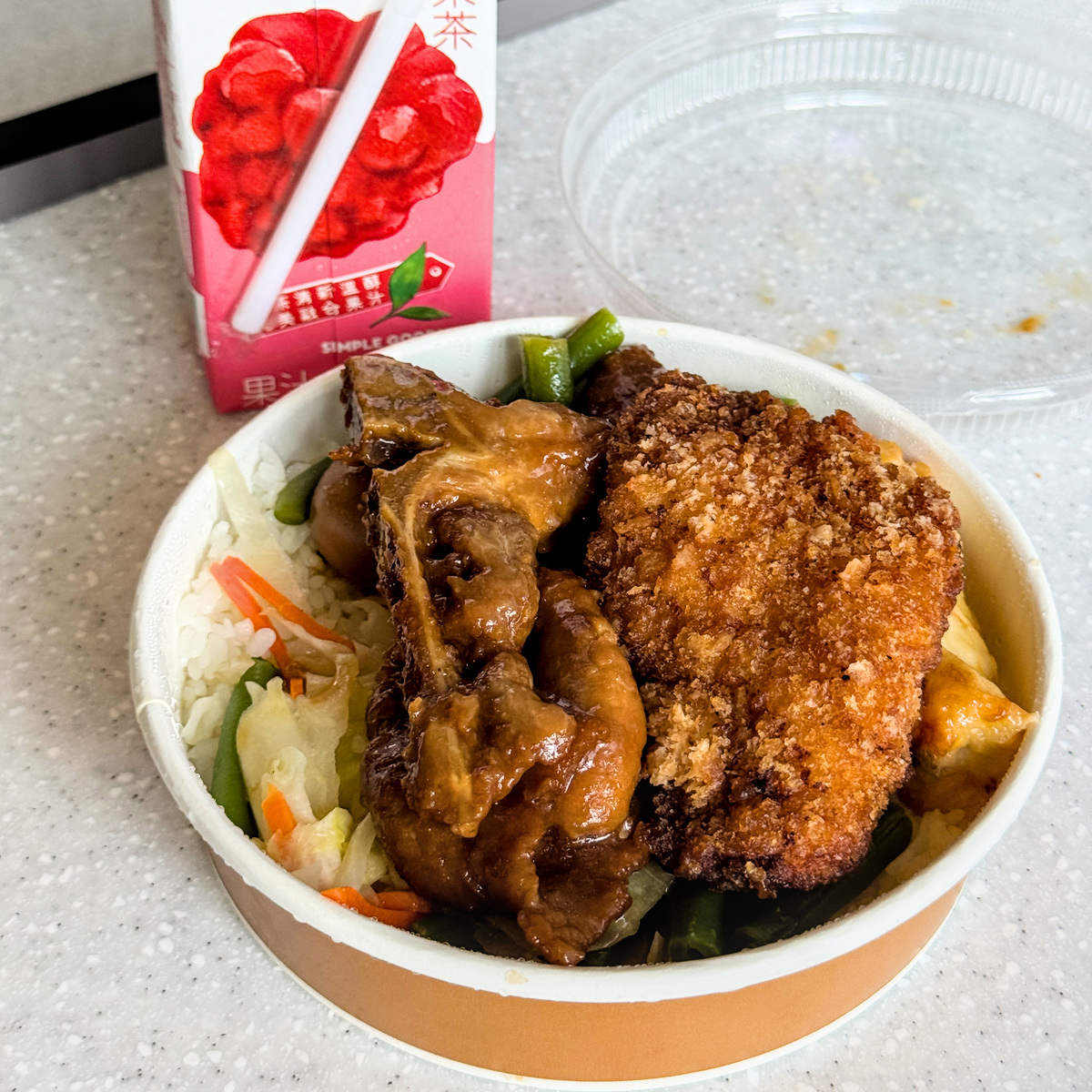 酥炸魚排，高雄鳳山車站台鐵便當體驗店展覽與美食特色，展現台鐵便當文化、鐵道歷史、互動體驗與旅遊拍照亮點。