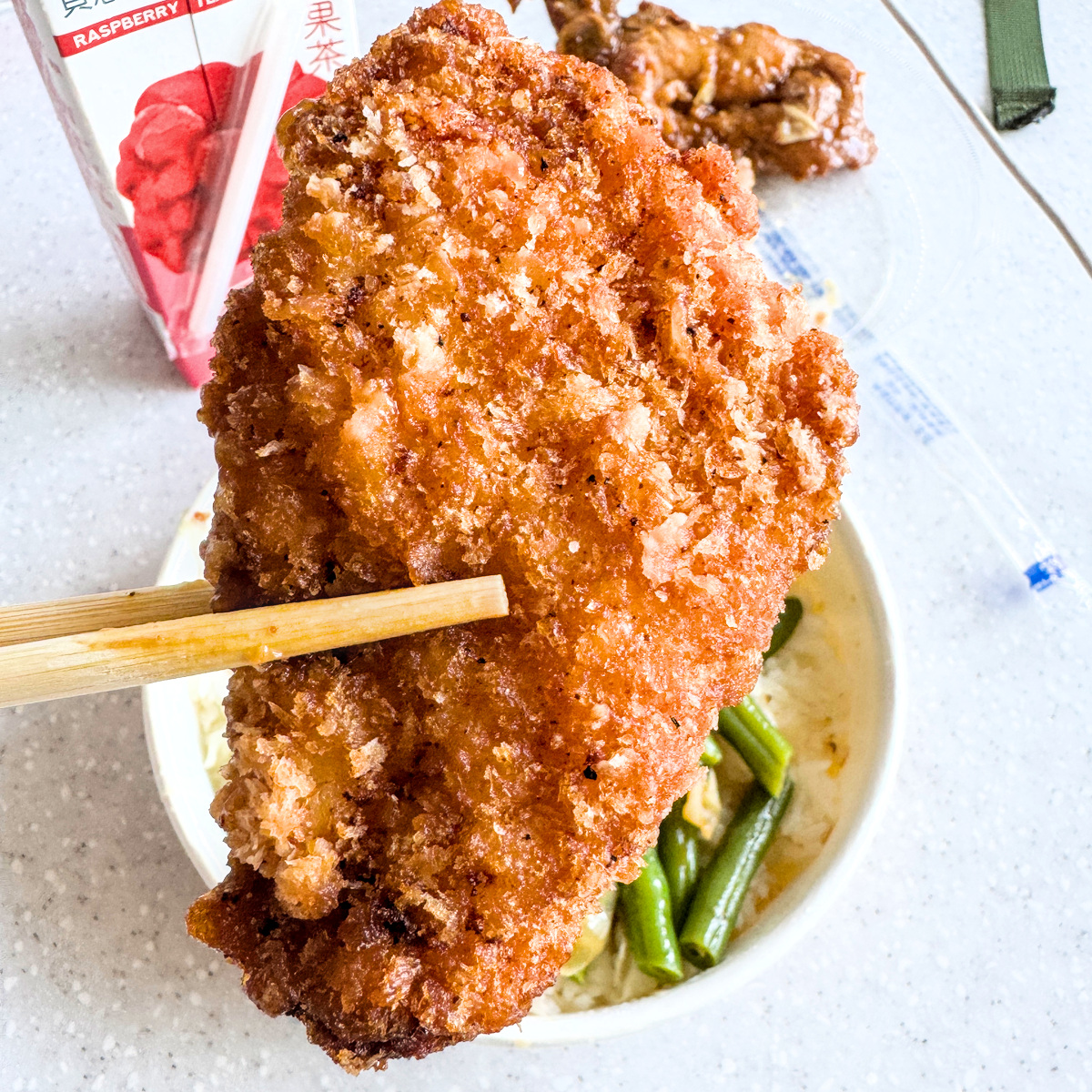 魚排剖面，高雄鳳山車站台鐵便當體驗店展覽與美食特色，展現台鐵便當文化、鐵道歷史、互動體驗與旅遊拍照亮點。