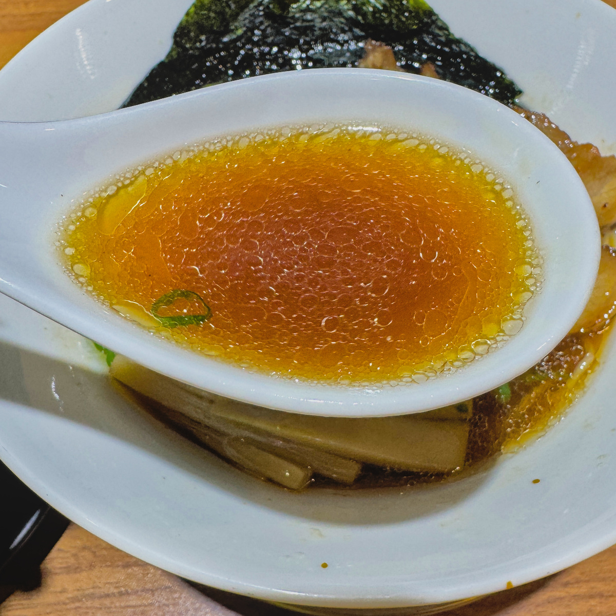 豐王日式拉麵醬油蛤蜊拉麵特寫，金黃色澤湯頭散發濃厚鮮甜海味
