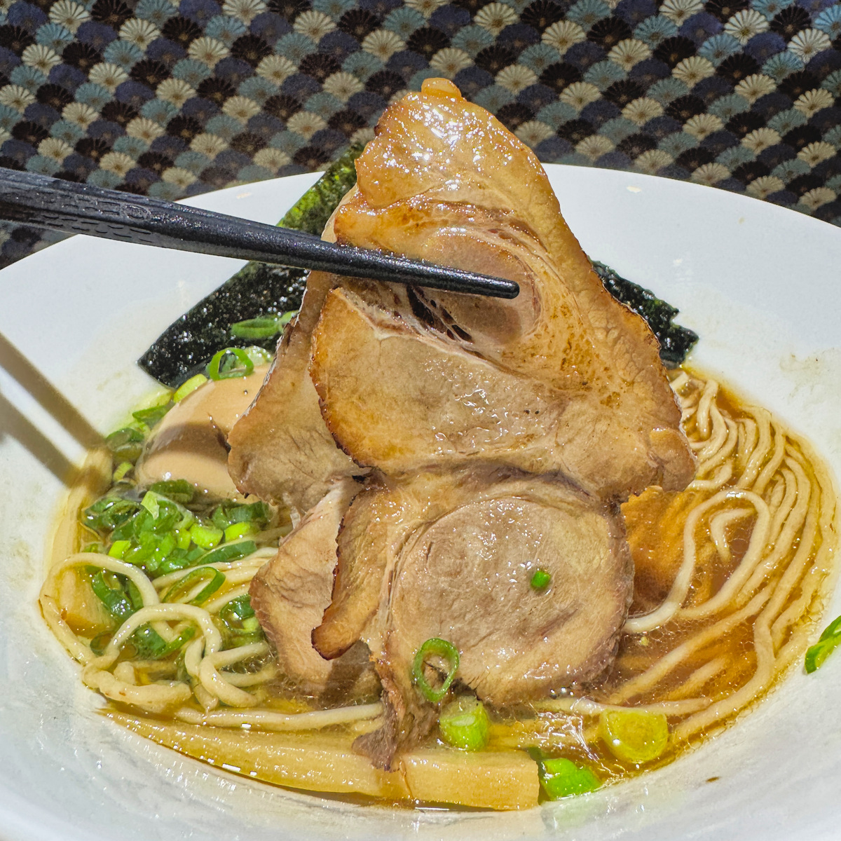 豐王日式拉麵炙燒叉燒肉，油花豐厚香氣逼人