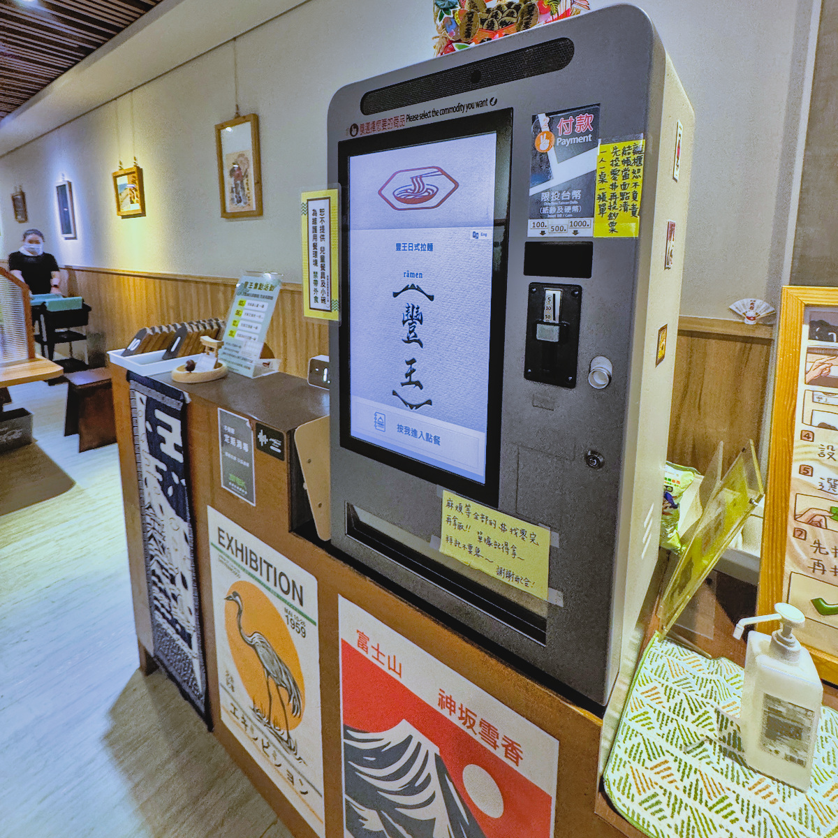 豐王日式拉麵店內空間，一整排道地的日式單人隔間用餐座位，環境乾淨舒適
