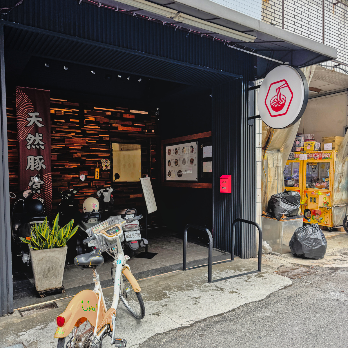 豐王日式拉麵入口處的自助點餐機，方便顧客快速點餐結帳，流程簡潔流暢