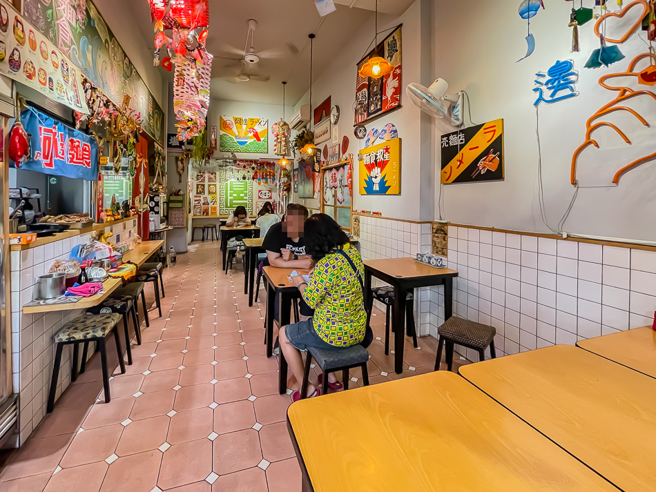 菜單|高雄楠梓美食 阿邊麵食 菜單,高雄市楠梓區阿邊麵食實景,鄰近楠梓火車站的60年老店,提供陽春麵、牛肉乾拌麵、魚丸湯、滷味與各式小菜,店內充滿日式收藏與溫馨用餐空間,是楠梓美食、高雄小吃推薦。