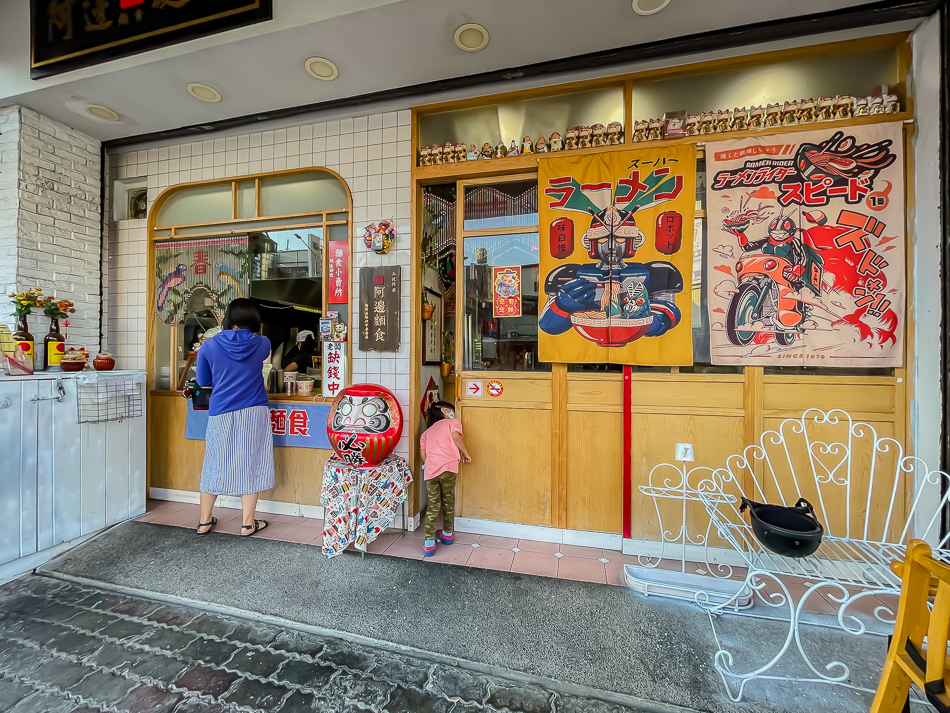60年老店招牌|高雄楠梓美食 阿邊麵食 60年老店招牌,高雄市楠梓區阿邊麵食實景,鄰近楠梓火車站的60年老店,提供陽春麵、牛肉乾拌麵、魚丸湯、滷味與各式小菜,店內充滿日式收藏與溫馨用餐空間,是楠梓美食、高雄小吃推薦。