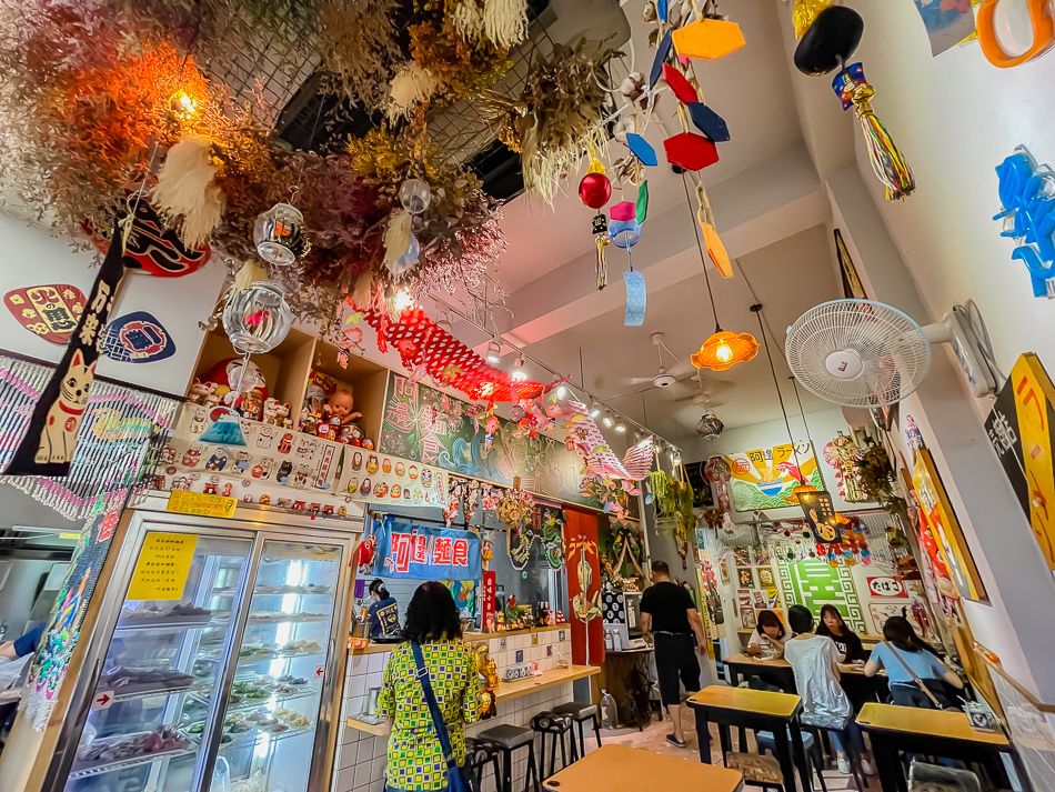 小菜區|高雄楠梓美食 阿邊麵食 小菜區,高雄市楠梓區阿邊麵食實景,鄰近楠梓火車站的60年老店,提供陽春麵、牛肉乾拌麵、魚丸湯、滷味與各式小菜,店內充滿日式收藏與溫馨用餐空間,是楠梓美食、高雄小吃推薦。