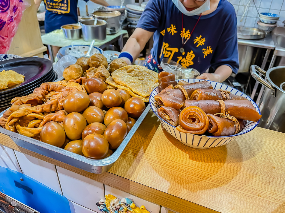 單人座位|高雄楠梓美食 阿邊麵食 單人座位,高雄市楠梓區阿邊麵食實景,鄰近楠梓火車站的60年老店,提供陽春麵、牛肉乾拌麵、魚丸湯、滷味與各式小菜,店內充滿日式收藏與溫馨用餐空間,是楠梓美食、高雄小吃推薦。