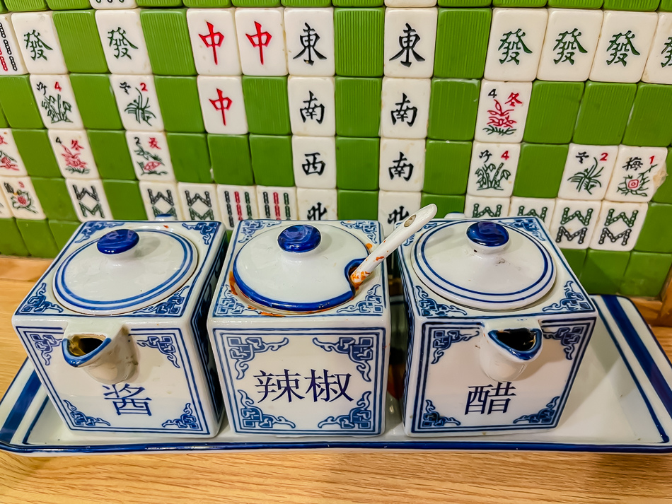 陽春麵|高雄楠梓美食 阿邊麵食 陽春麵,高雄市楠梓區阿邊麵食實景,鄰近楠梓火車站的60年老店,提供陽春麵、牛肉乾拌麵、魚丸湯、滷味與各式小菜,店內充滿日式收藏與溫馨用餐空間,是楠梓美食、高雄小吃推薦。