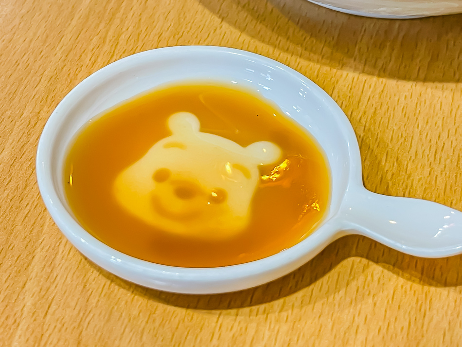 牛肉特寫|高雄楠梓美食 阿邊麵食 牛肉特寫,高雄市楠梓區阿邊麵食實景,鄰近楠梓火車站的60年老店,提供陽春麵、牛肉乾拌麵、魚丸湯、滷味與各式小菜,店內充滿日式收藏與溫馨用餐空間,是楠梓美食、高雄小吃推薦。