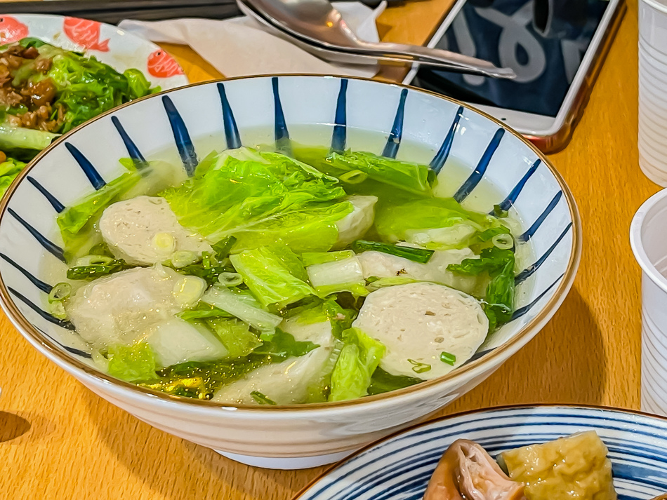餐點合照|高雄楠梓美食 阿邊麵食 餐點合照,高雄市楠梓區阿邊麵食實景,鄰近楠梓火車站的60年老店,提供陽春麵、牛肉乾拌麵、魚丸湯、滷味與各式小菜,店內充滿日式收藏與溫馨用餐空間,是楠梓美食、高雄小吃推薦。