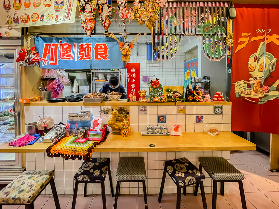 特色餐具|高雄楠梓美食 阿邊麵食 特色餐具,高雄市楠梓區阿邊麵食實景,鄰近楠梓火車站的60年老店,提供陽春麵、牛肉乾拌麵、魚丸湯、滷味與各式小菜,店內充滿日式收藏與溫馨用餐空間,是楠梓美食、高雄小吃推薦。