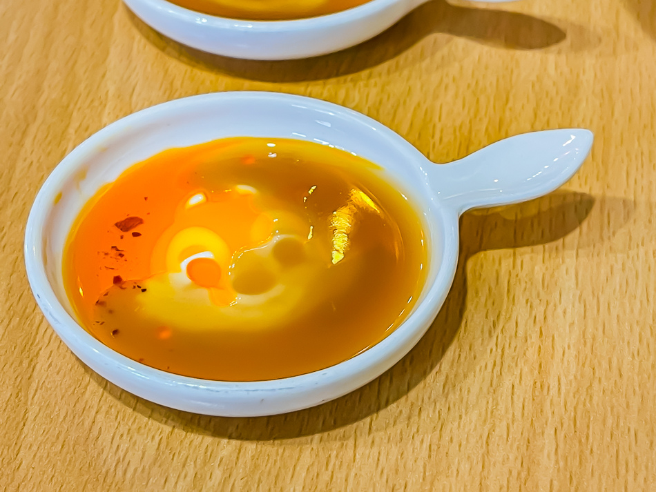 牛肉乾拌麵|高雄楠梓美食 阿邊麵食 牛肉乾拌麵,高雄市楠梓區阿邊麵食實景,鄰近楠梓火車站的60年老店,提供陽春麵、牛肉乾拌麵、魚丸湯、滷味與各式小菜,店內充滿日式收藏與溫馨用餐空間,是楠梓美食、高雄小吃推薦。