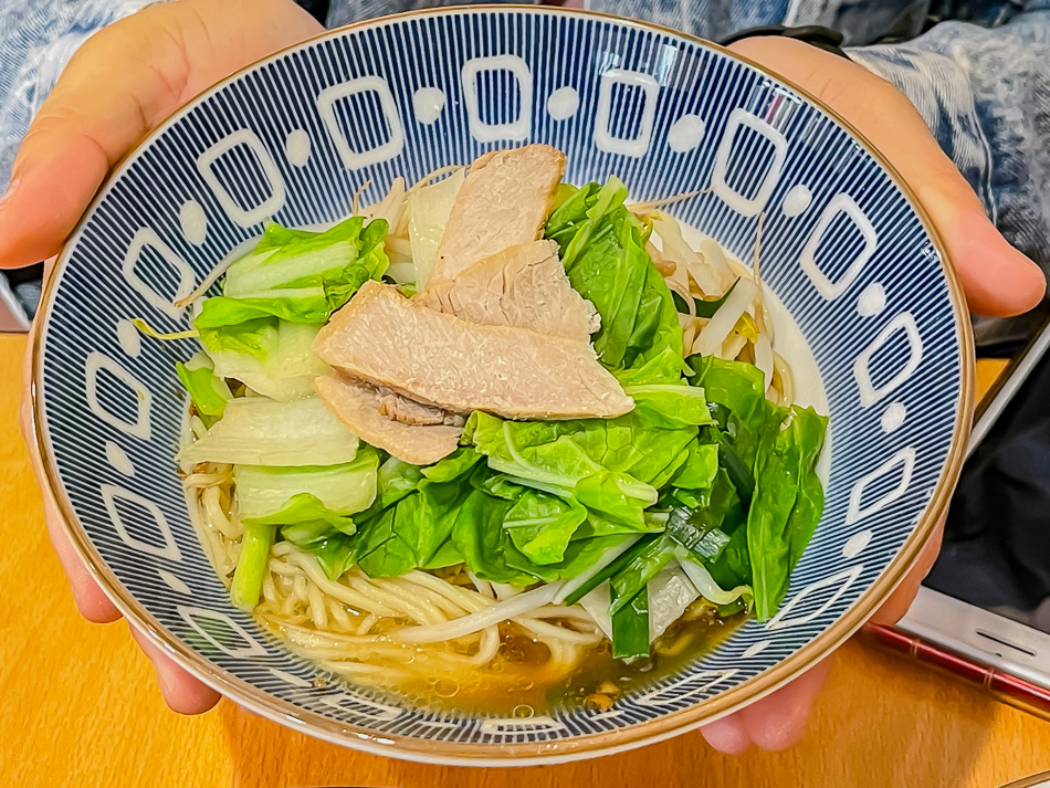 麵條特寫|高雄楠梓美食 阿邊麵食 麵條特寫,高雄市楠梓區阿邊麵食實景,鄰近楠梓火車站的60年老店,提供陽春麵、牛肉乾拌麵、魚丸湯、滷味與各式小菜,店內充滿日式收藏與溫馨用餐空間,是楠梓美食、高雄小吃推薦。