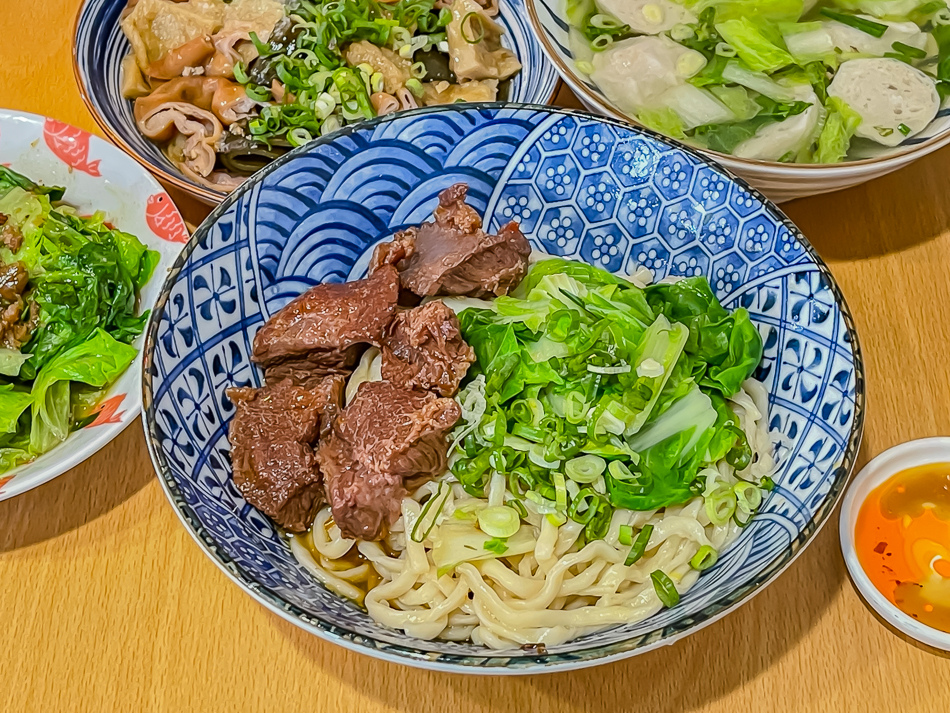 燙青菜滷味|高雄楠梓美食 阿邊麵食 燙青菜滷味,高雄市楠梓區阿邊麵食實景,鄰近楠梓火車站的60年老店,提供陽春麵、牛肉乾拌麵、魚丸湯、滷味與各式小菜,店內充滿日式收藏與溫馨用餐空間,是楠梓美食、高雄小吃推薦。