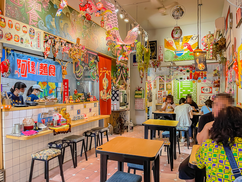 日式裝潢|高雄楠梓美食 阿邊麵食 日式裝潢,高雄市楠梓區阿邊麵食實景,鄰近楠梓火車站的60年老店,提供陽春麵、牛肉乾拌麵、魚丸湯、滷味與各式小菜,店內充滿日式收藏與溫馨用餐空間,是楠梓美食、高雄小吃推薦。