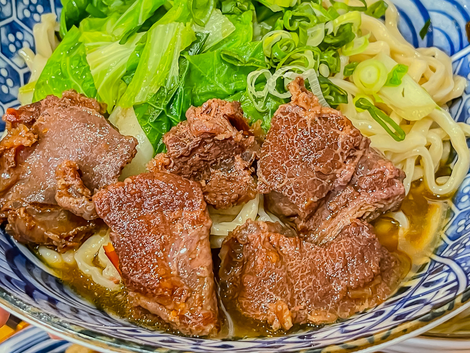 滷味近拍|高雄楠梓美食 阿邊麵食 滷味近拍,高雄市楠梓區阿邊麵食實景,鄰近楠梓火車站的60年老店,提供陽春麵、牛肉乾拌麵、魚丸湯、滷味與各式小菜,店內充滿日式收藏與溫馨用餐空間,是楠梓美食、高雄小吃推薦。