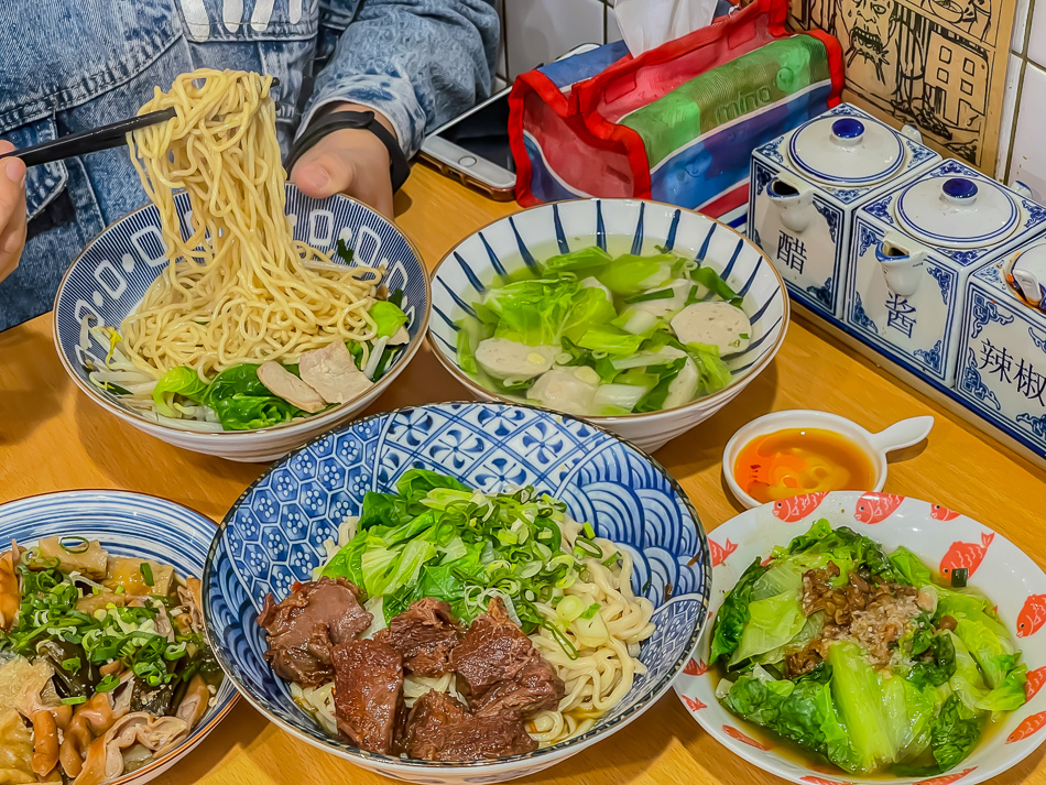 營業時間|高雄楠梓美食 阿邊麵食 營業時間,高雄市楠梓區阿邊麵食實景,鄰近楠梓火車站的60年老店,提供陽春麵、牛肉乾拌麵、魚丸湯、滷味與各式小菜,店內充滿日式收藏與溫馨用餐空間,是楠梓美食、高雄小吃推薦。