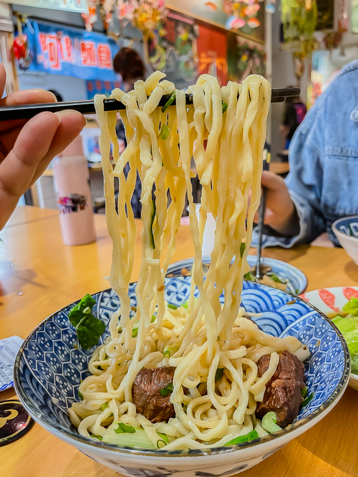 環保花盆|高雄楠梓美食 阿邊麵食 環保花盆,高雄市楠梓區阿邊麵食實景,鄰近楠梓火車站的60年老店,提供陽春麵、牛肉乾拌麵、魚丸湯、滷味與各式小菜,店內充滿日式收藏與溫馨用餐空間,是楠梓美食、高雄小吃推薦。