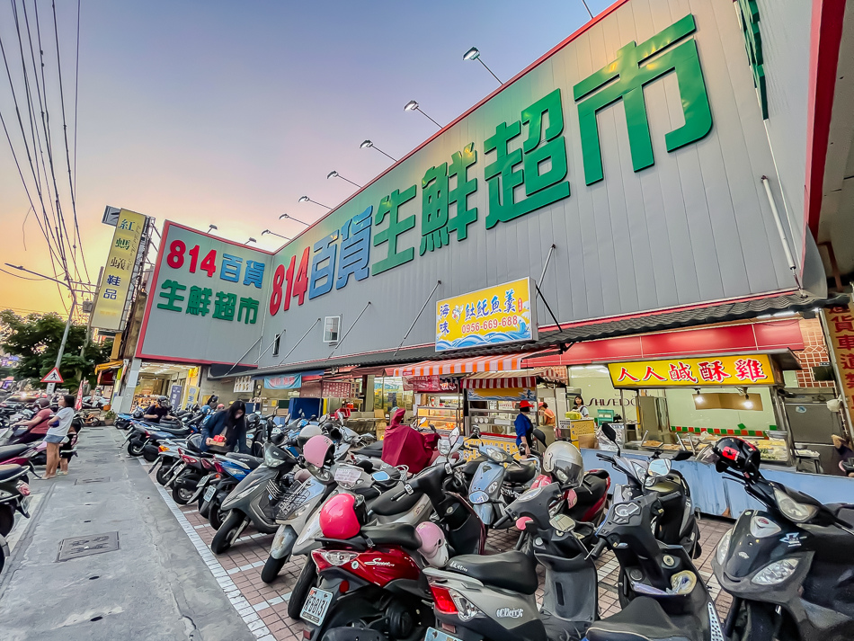 阿邊麵食照片32|高雄楠梓美食 阿邊麵食 阿邊麵食照片32,高雄市楠梓區阿邊麵食實景,鄰近楠梓火車站的60年老店,提供陽春麵、牛肉乾拌麵、魚丸湯、滷味與各式小菜,店內充滿日式收藏與溫馨用餐空間,是楠梓美食、高雄小吃推薦。