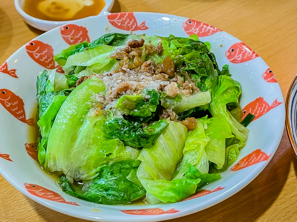 巷弄造景|高雄楠梓美食 阿邊麵食 巷弄造景,高雄市楠梓區阿邊麵食實景,鄰近楠梓火車站的60年老店,提供陽春麵、牛肉乾拌麵、魚丸湯、滷味與各式小菜,店內充滿日式收藏與溫馨用餐空間,是楠梓美食、高雄小吃推薦。