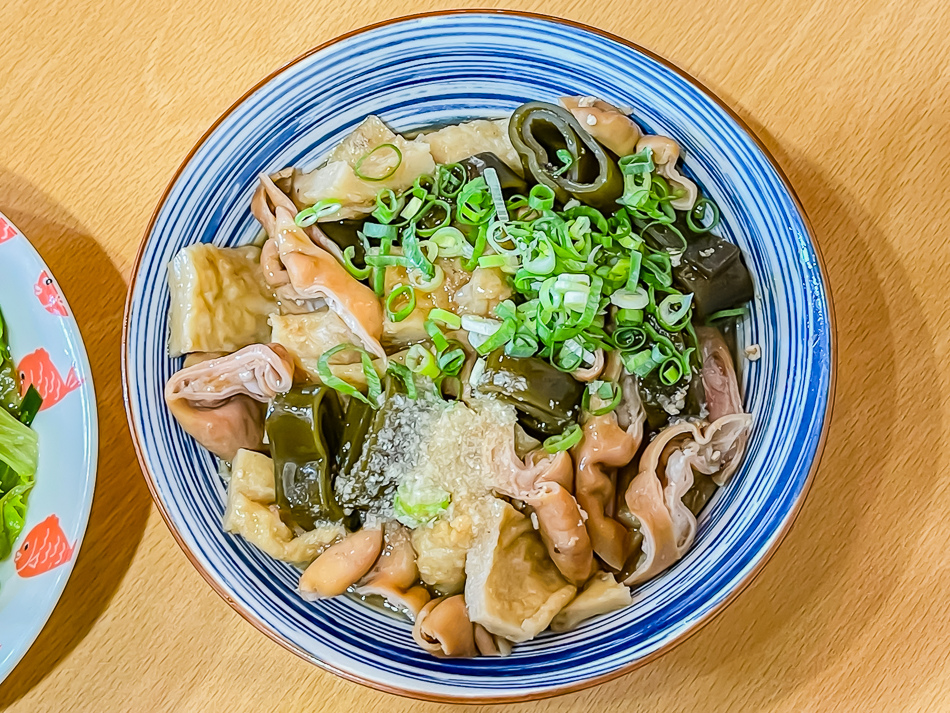 打卡角落|高雄楠梓美食 阿邊麵食 打卡角落,高雄市楠梓區阿邊麵食實景,鄰近楠梓火車站的60年老店,提供陽春麵、牛肉乾拌麵、魚丸湯、滷味與各式小菜,店內充滿日式收藏與溫馨用餐空間,是楠梓美食、高雄小吃推薦。