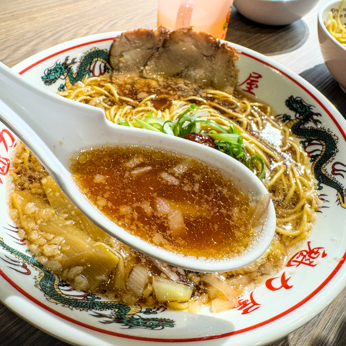 魁力屋拉麵高雄左營店｜京都北白川人氣拉麵進駐新光三越，熟成醬油拉麵199元起