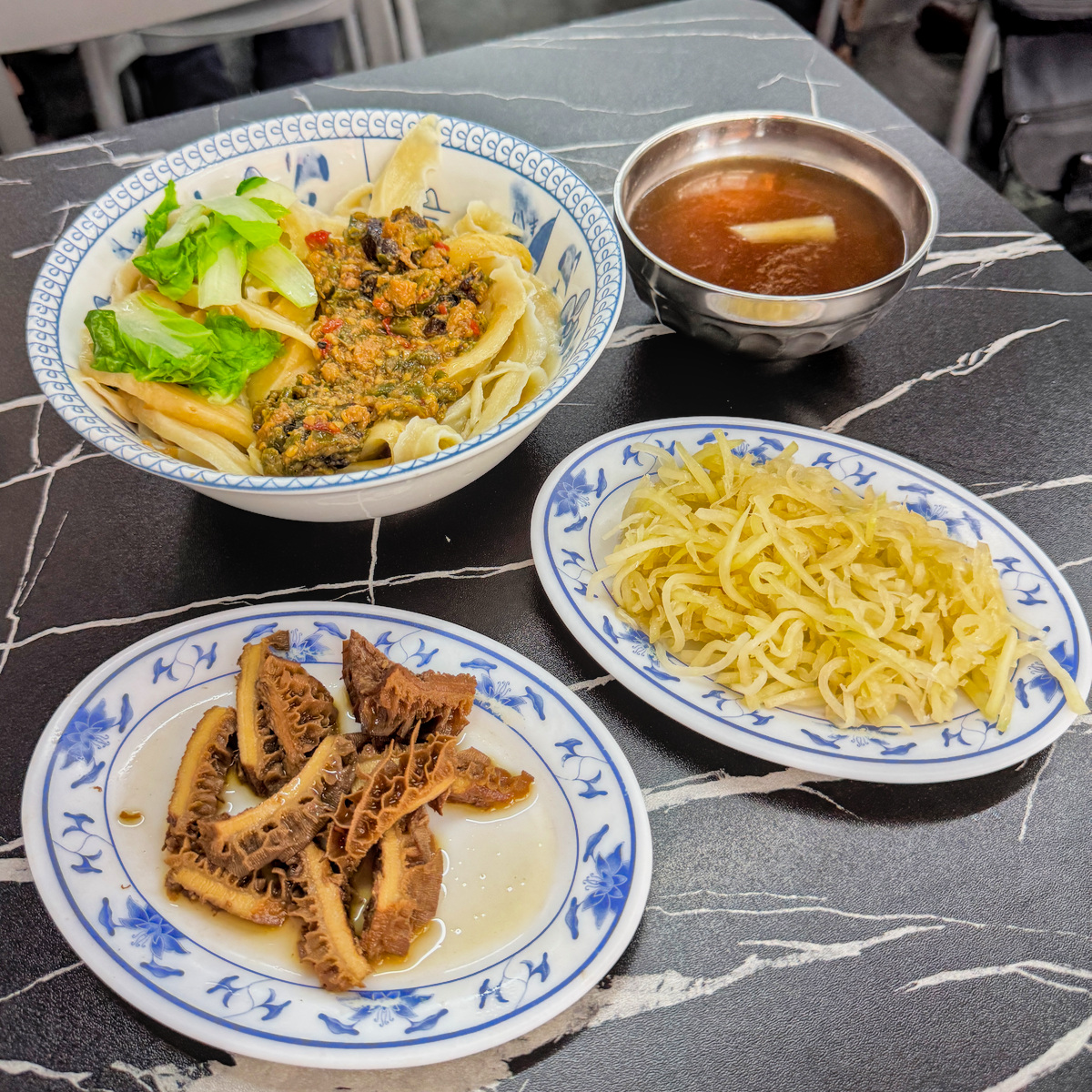 家福刀削麵｜鳳山40年手工刀削麵老店，第二代接棒傳承！必吃椒麻皮蛋肉醬刀削麵，高雄鳳山美食推薦