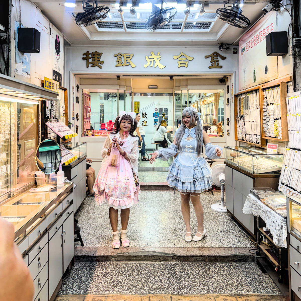 高雄南華商圈懶人包|女人街藏著四修老師傅!南華365 Cosplay踩街、美食老店一次逛 - 第11張圖 高雄南華商圈懶人包|女人街藏著四修老師傅!南華365 Cosplay踩街、美食老店一次逛