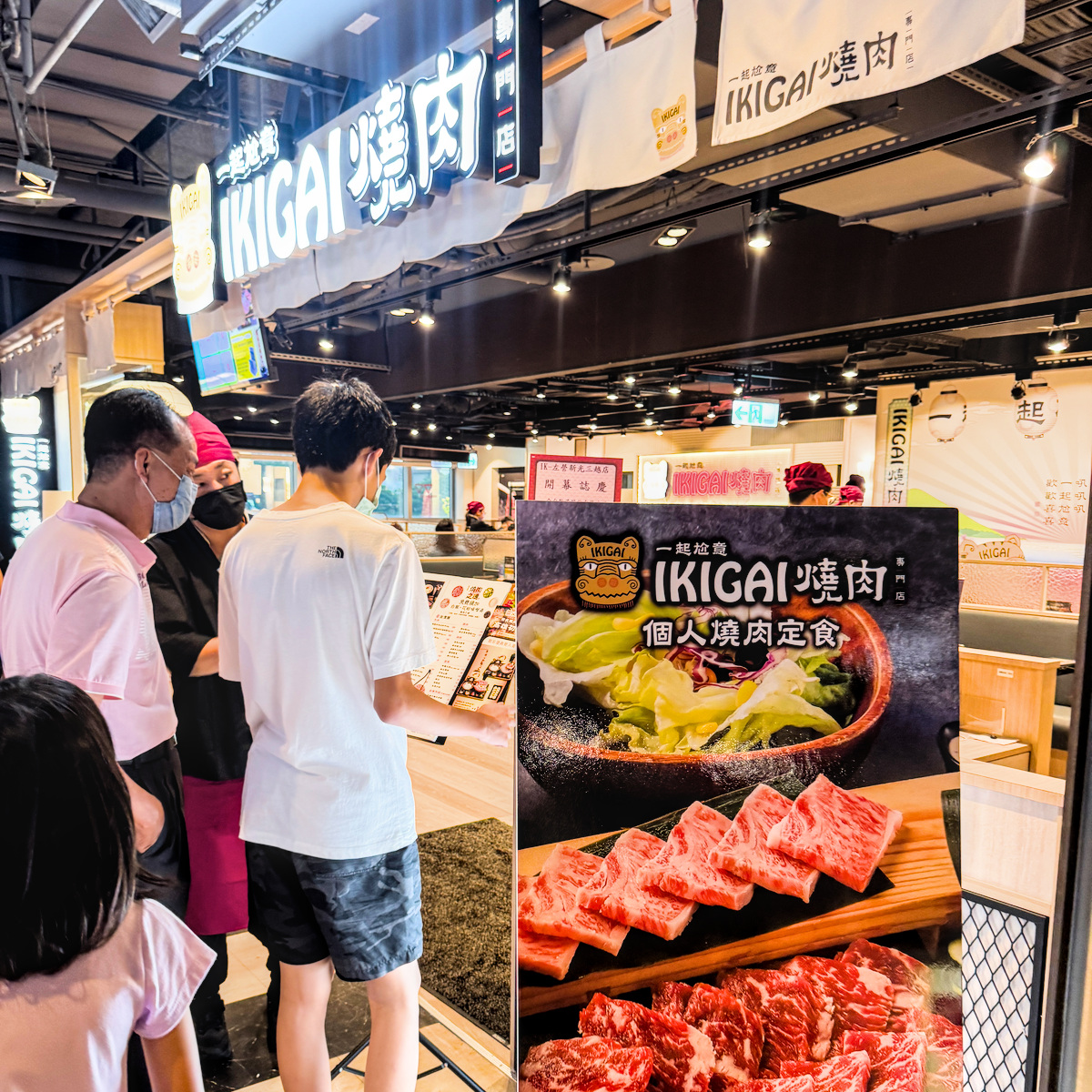 IKIGAI燒肉專門店外觀|高雄左營美食|彩虹市集 IKIGAI燒肉專門店高雄左營店店面外觀,位於新光三越左營彩虹市集三樓,一人燒肉推薦與高雄左營美食新選擇