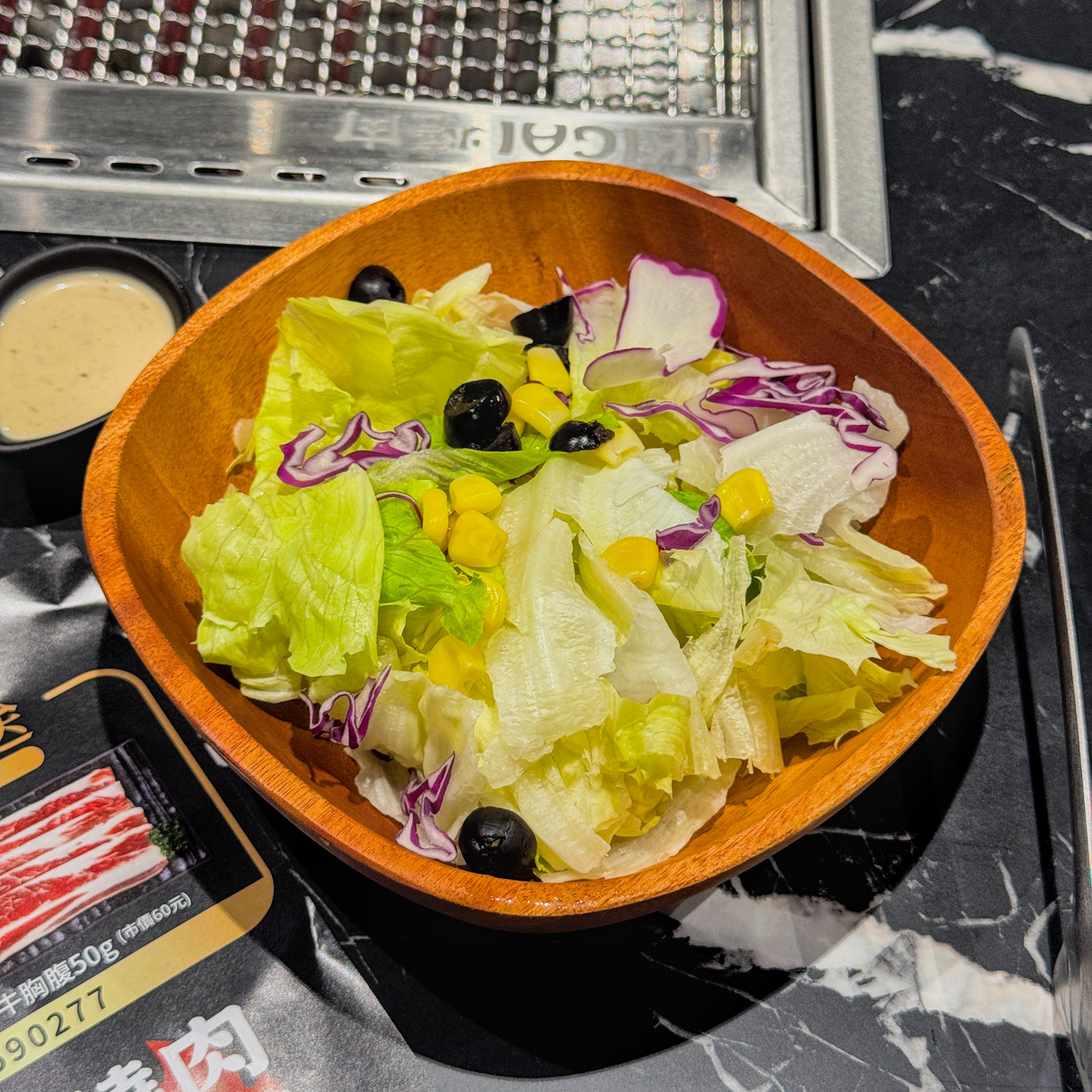 套餐生菜沙拉 IKIGAI套餐附生菜沙拉,搭配萵苣紫高麗菜玉米與黑橄欖,清爽解膩