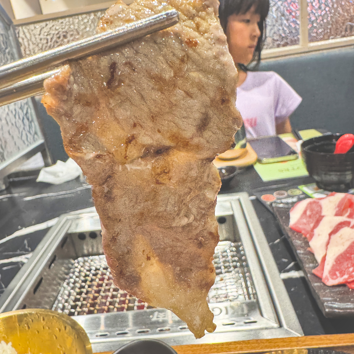 美國牛胸腹100克，油花均勻價格實惠，炭火燒烤香氣十足，高CP值燒肉推薦