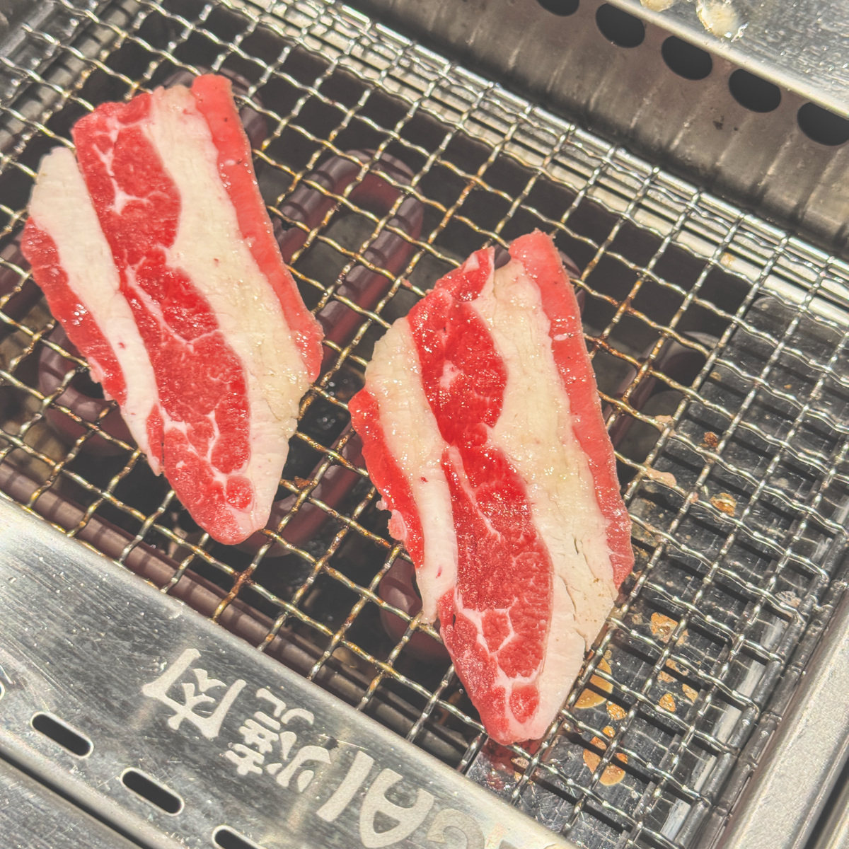 美國牛胸腹100克 美國牛胸腹100克,油花均勻價格實惠,炭火燒烤香氣十足,高CP值燒肉推薦