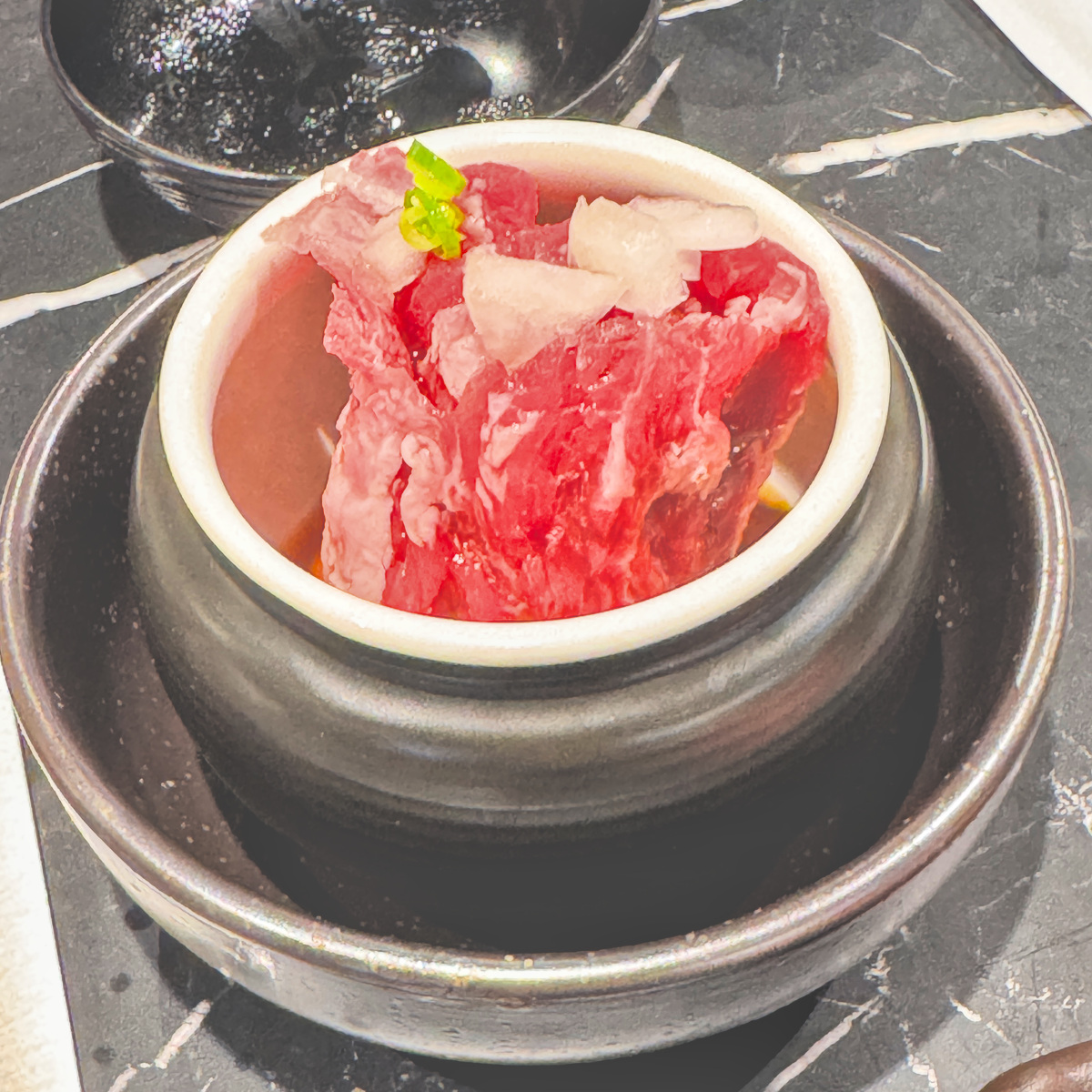 甕漬巨龍燒肉70克 甕漬巨龍燒肉70克,厚切醃漬牛肉油香濃郁,炭火燒烤後口感紮實多汁