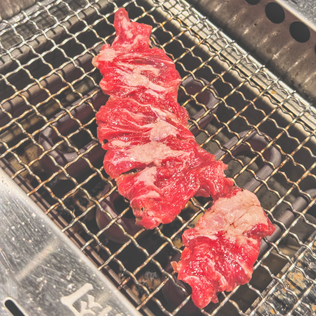甕漬巨龍燒肉70克 甕漬巨龍燒肉70克,厚切醃漬牛肉油香濃郁,炭火燒烤後口感紮實多汁