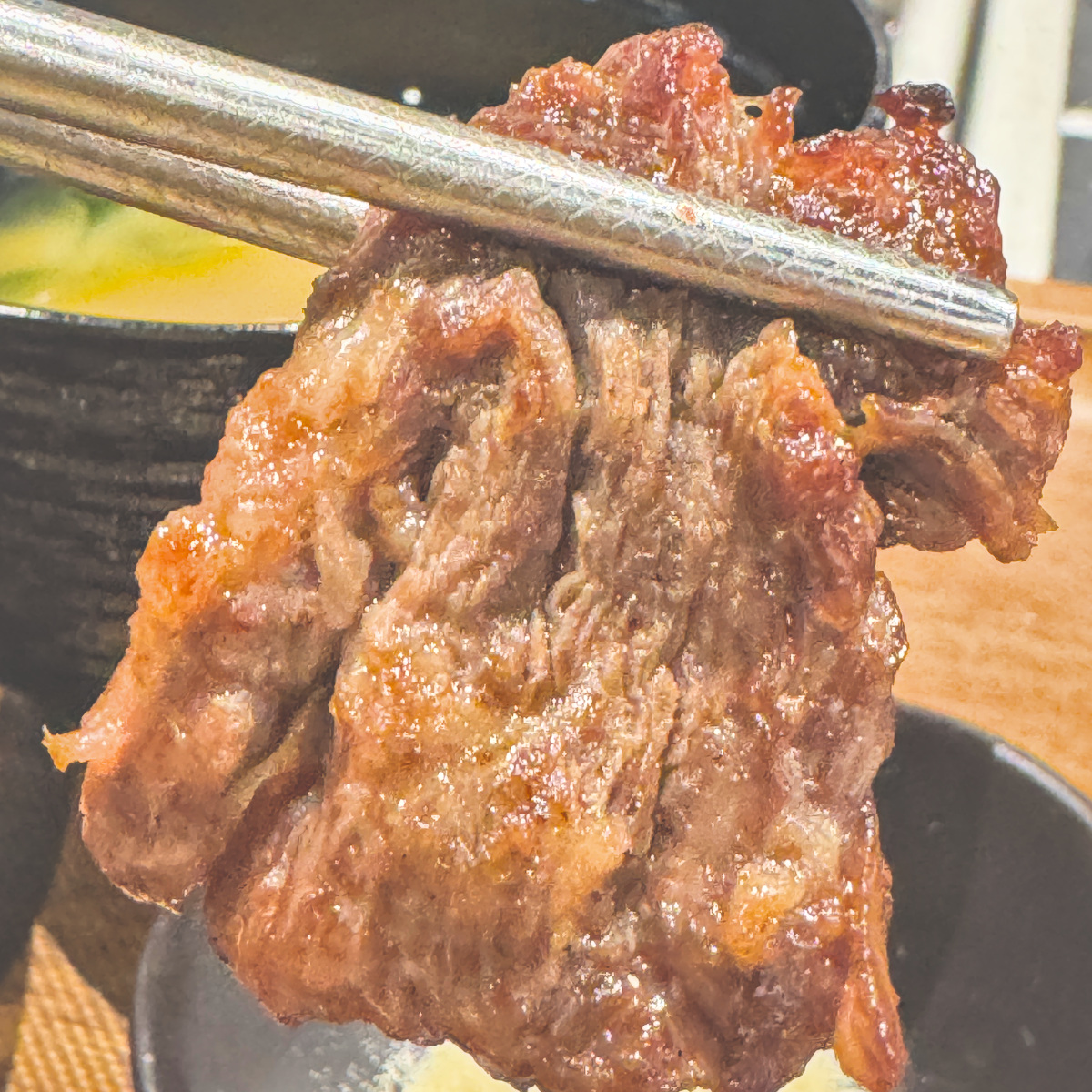 甕漬巨龍燒肉70克 甕漬巨龍燒肉70克,厚切醃漬牛肉油香濃郁,炭火燒烤後口感紮實多汁