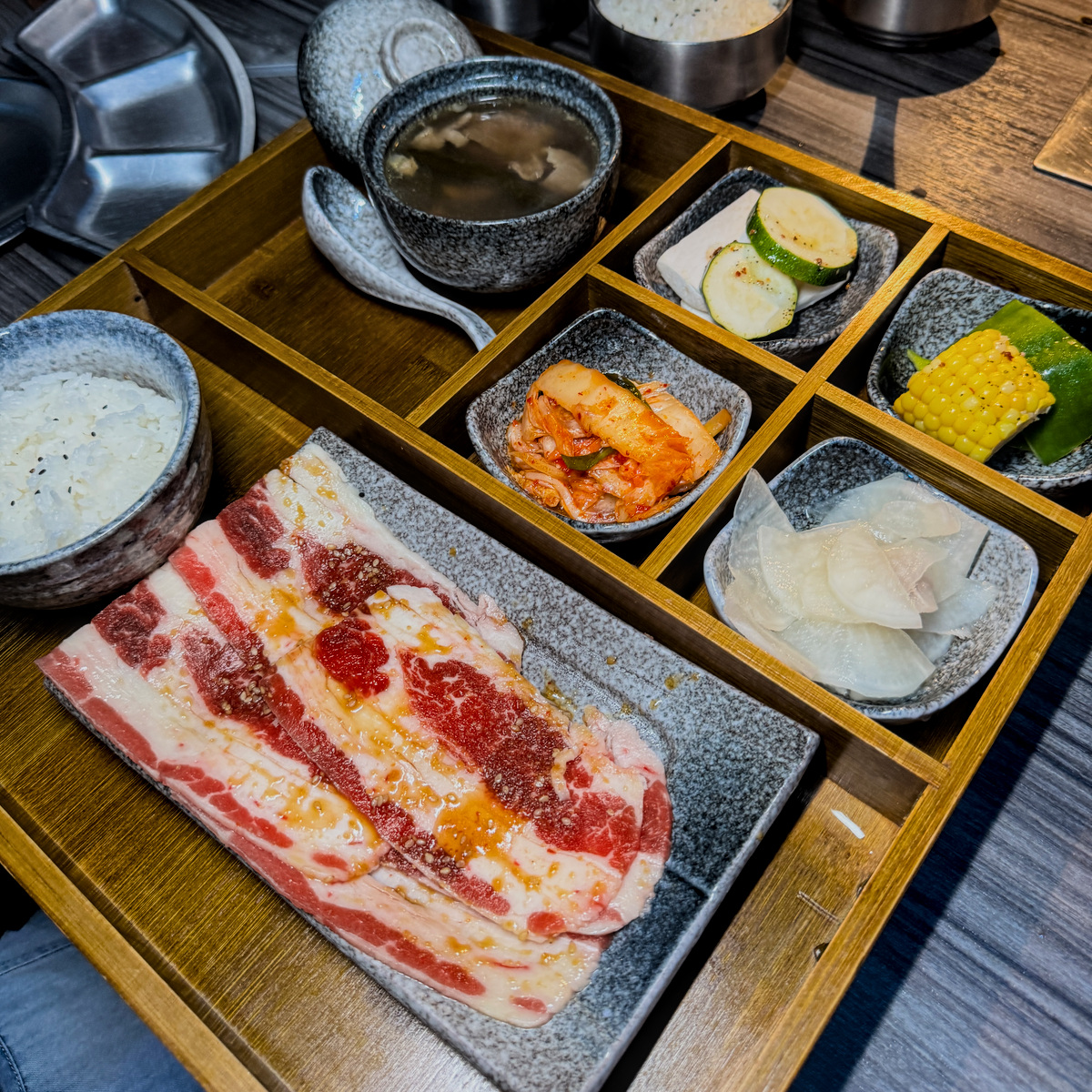 井碳吉炭火燒肉餐廳|台東美食推薦!九宮格燒肉套餐、炭火直烤、台東聚餐宵夜首選 - 第4張圖 井碳吉炭火燒肉餐廳|台東美食推薦!九宮格燒肉套餐、炭火直烤、台東聚餐宵夜首選