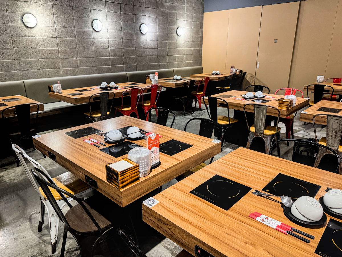 店內環境 湯蒸火鍋台東新生店用餐空間,木質風格與寬敞座位