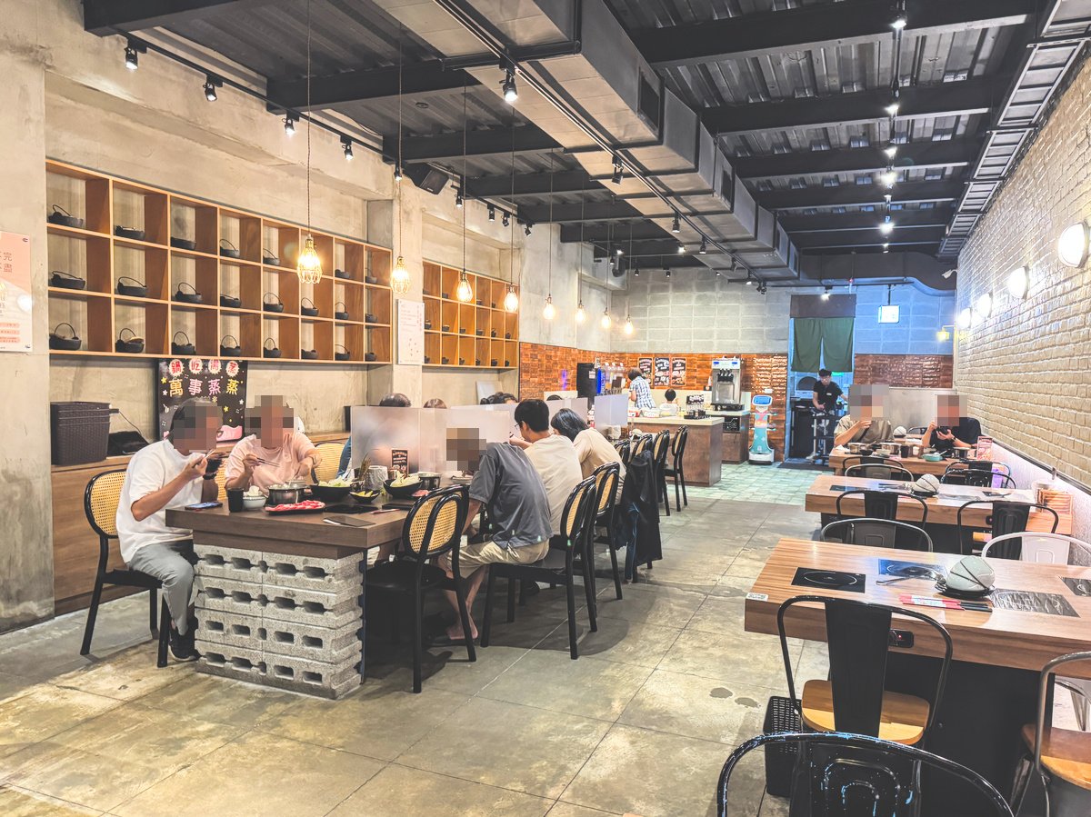 店面入口 湯蒸火鍋台東新生店入口環境,明亮舒適適合聚餐