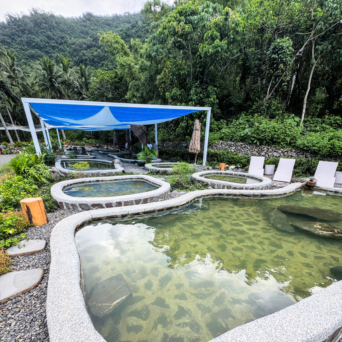 RELAX黃金山谷大型親子泳池與人體碰碰球遊樂設施，適合大小朋友戲水玩樂，是暑假親子旅遊推薦景點。