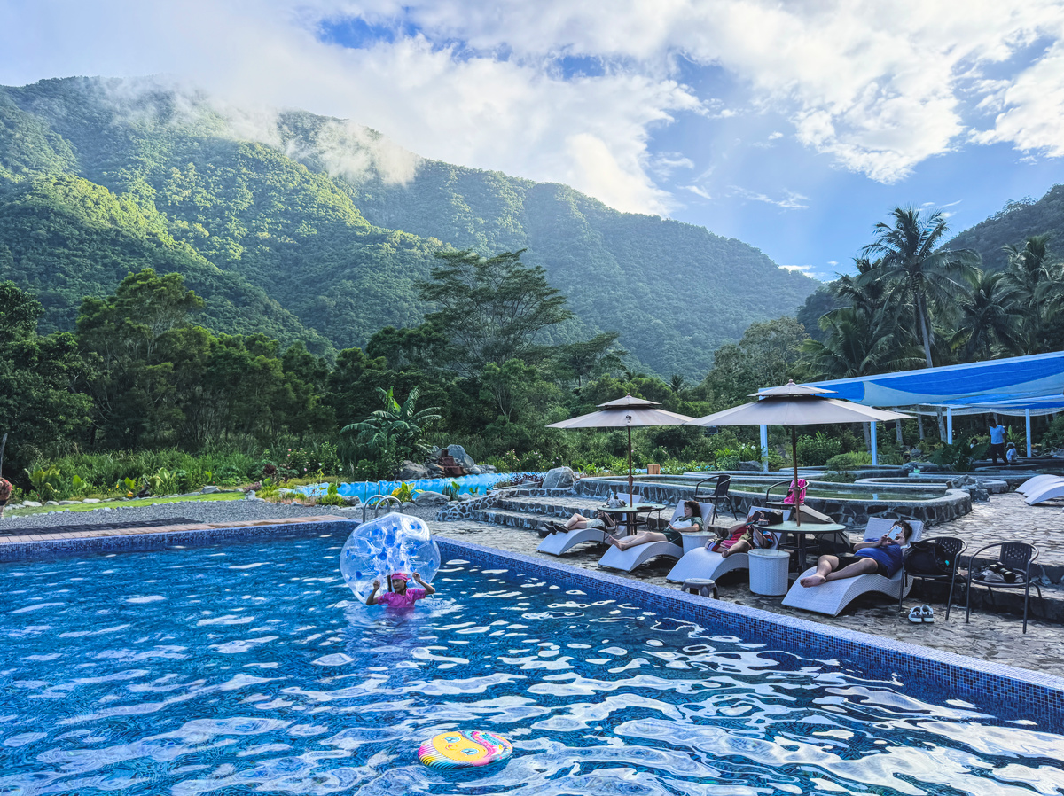 RELAX黃金山谷森林系露天溫泉與大型泳池，被群山森林包圍，適合親子旅遊、夏季玩水與秋冬泡湯，是金崙溫泉推薦景點。