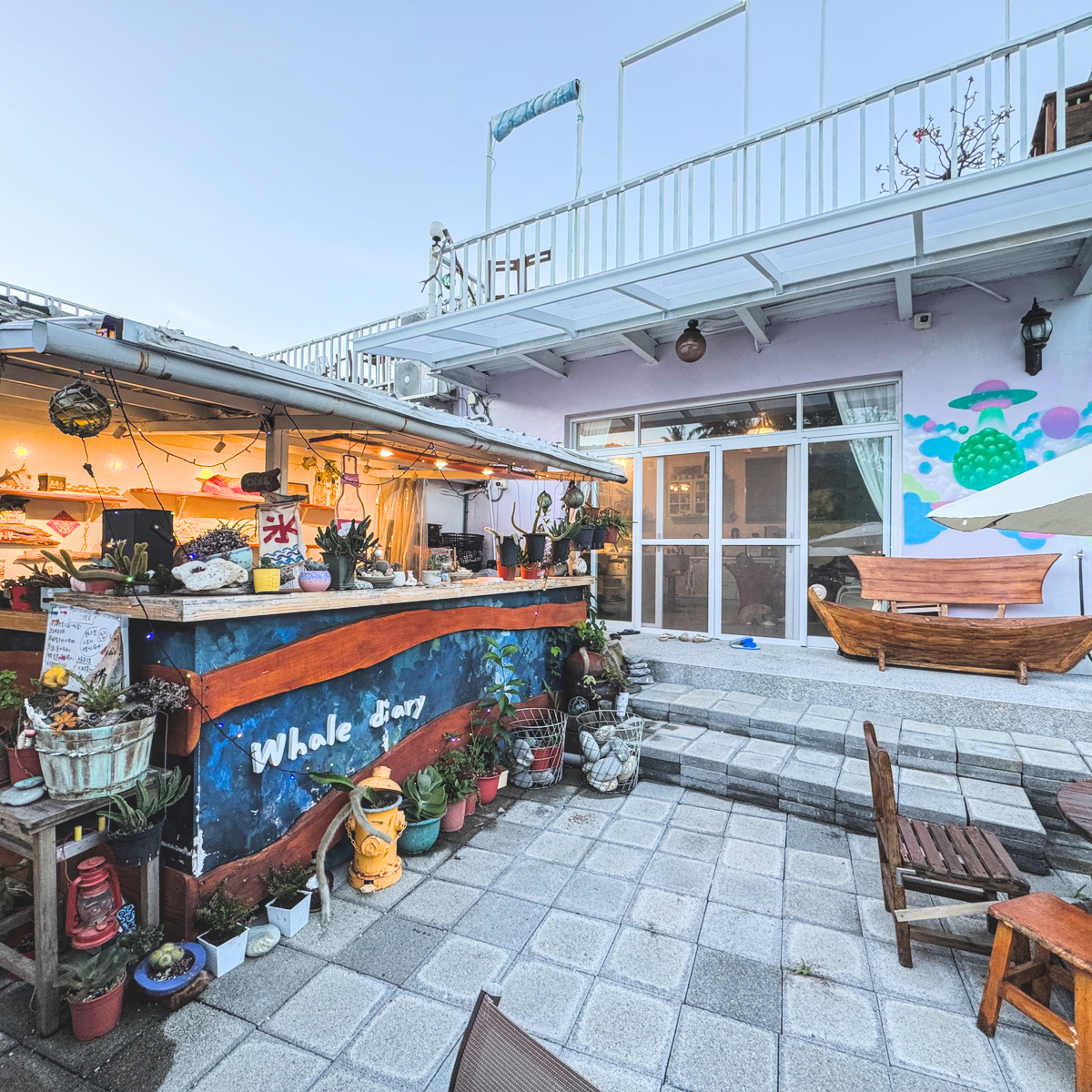 台東太麻里海泱日記 Whale Diary Resort 環境與餐點實拍，展現季節水果冰、庭園空間、店貓與千禧曙光紀念園區旁的療癒慢旅行氛圍