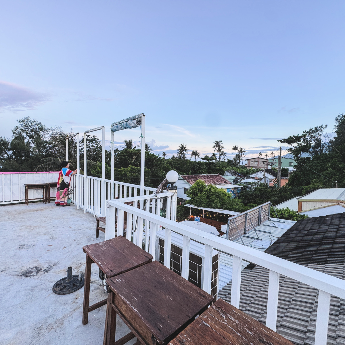 台東太麻里海泱日記 Whale Diary Resort 環境與餐點實拍，展現季節水果冰、庭園空間、店貓與千禧曙光紀念園區旁的療癒慢旅行氛圍