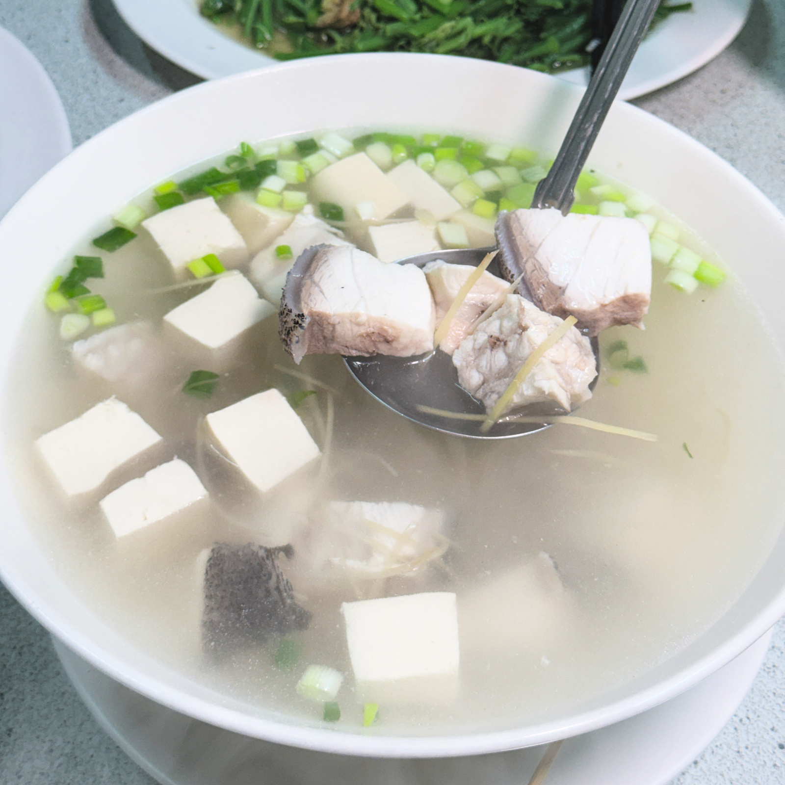 台東太麻里和平飯店海鱺鮮湯實拍,美食料理與用餐環境照片,展現太麻里在地美食、台東海鮮餐廳特色,適合聚餐與旅遊品嚐。 台東太麻里和平飯店海鱺鮮湯實拍,美食料理與用餐環境照片,展現太麻里在地美食、台東海鮮餐廳特色,適合聚餐與旅遊品嚐。