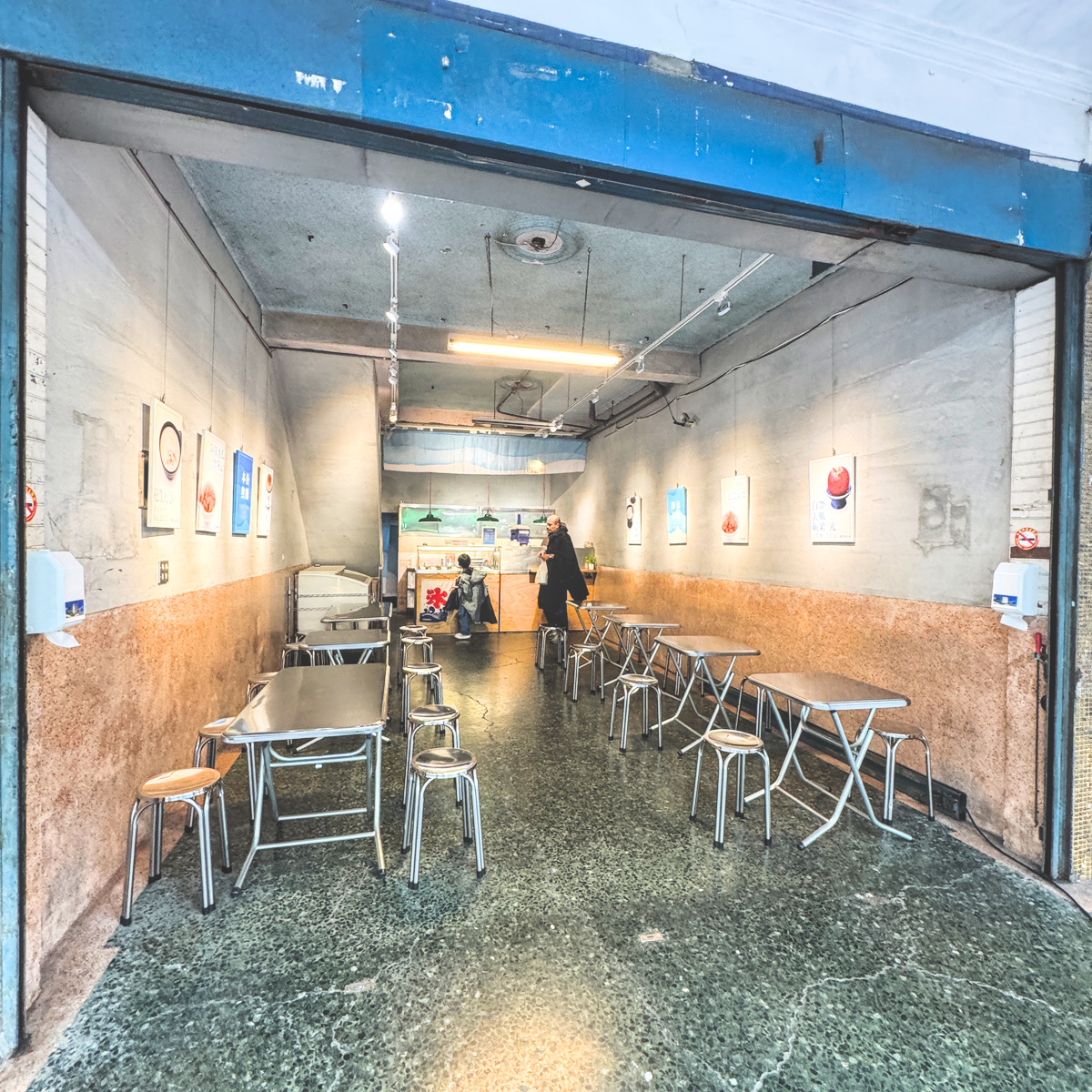 開封刨冰店內用環境 開封刨冰店老宅內用環境,磨石子地板與文青空間